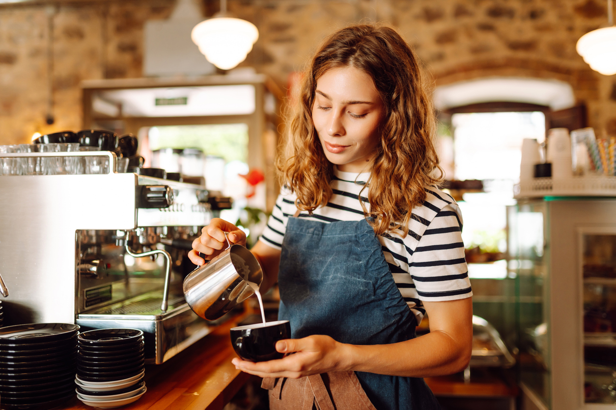 iStock-2257359717_ung person kafe.jpg